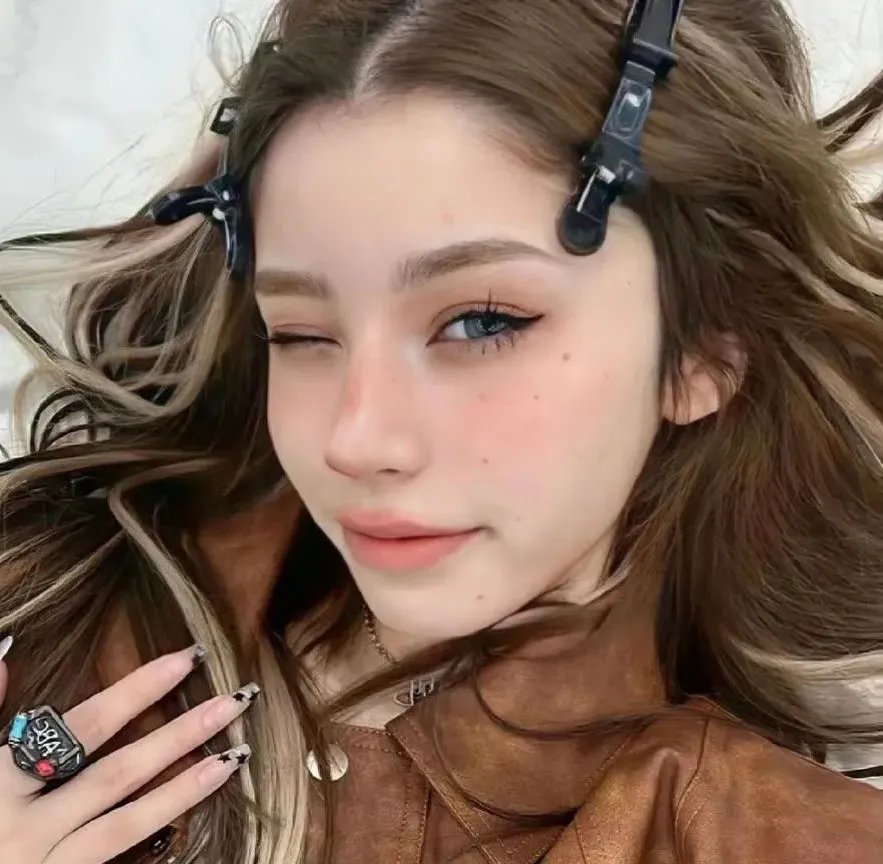 指尖相触，恋恋不舍